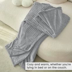 Kuscheldecke Flanell Flauschig, Sofadecke Mit Streifenmuster Für Bett Couch -Möbel Store Kuscheldecke Flanell 150x200 Flauschig Sofadecke mit Streifenmuster fur Bett Couch W0UTT0228 grau4 1280x1280