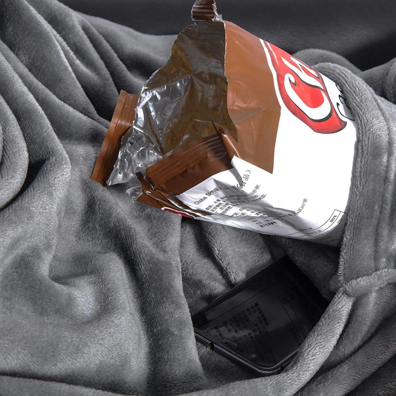 Samtweiche TV-Decke Mit Ärmel Fußsack Und 2 Taschen Grau 4 Samtweiche TV-Decke Mit Ärmel Fußsack Und 2 Taschen Grau – Bild 4