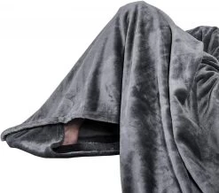 Samtweiche TV-Decke Mit Ärmel Fußsack Und 2 Taschen Grau 6 Samtweiche TV-Decke Mit Ärmel Fußsack Und 2 Taschen Grau -Möbel Store Samtweiche Kuscheldecke Fleecedecke Mikrofaserdecke grau4 1280x1280