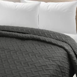 Tagesdecke Mit Geometrischem Muster -Möbel Store Tagesdecke mit geometrischem Muster aus Mikrofaser BWP5023dgr1 dunkelgrau5 1280x1280